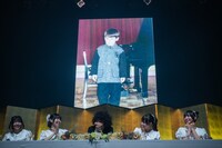 幼少期の竜人くんがスクリーンに大写しになり、会場の清家とともに歓声を上げる夫人たち。