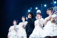 指輪をアピールする清 竜人25。