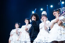 指輪をアピールする清 竜人25。