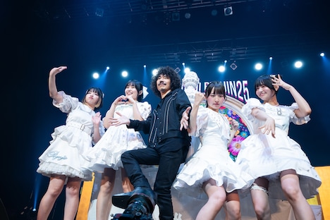 フォトセッションに応じる清 竜人25。