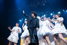 フォトセッションに応じる清 竜人25。