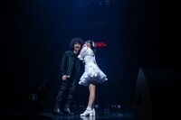 耳打ちで突然別れを切り出す清嬉唄（右）。