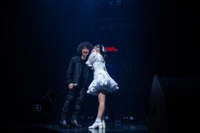 耳打ちで突然別れを切り出す清嬉唄（右）。