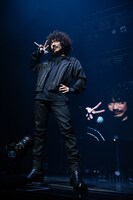 「披露宴の日に嫁に逃げられた俺を撮って」とポーズを決める清竜人。