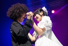 清竜人（左）と清さきな（右）。