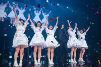 脱退した清嬉唄を招き入れ、6人で手をつないで挨拶する清 竜人25。