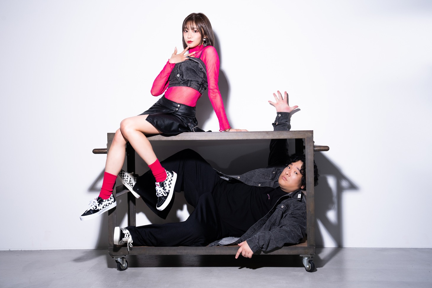 上から星名美怜、岡崎体育。