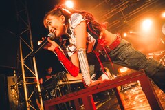 アーティストデビュー5周年の斉藤朱夏、たくさんの仲間を連れて「とびらの先」にある“大きな場所”へ