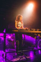 木琴を叩く斉藤朱夏。（撮影：江藤はんな［SHERPA+］）