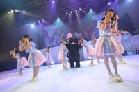 マスコットキャラクター“てんにゃ”とパフォーマンスする高嶺のなでしこ。（撮影：林晋介）