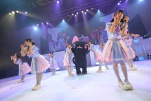 マスコットキャラクター“てんにゃ”とパフォーマンスする高嶺のなでしこ。（撮影：林晋介）