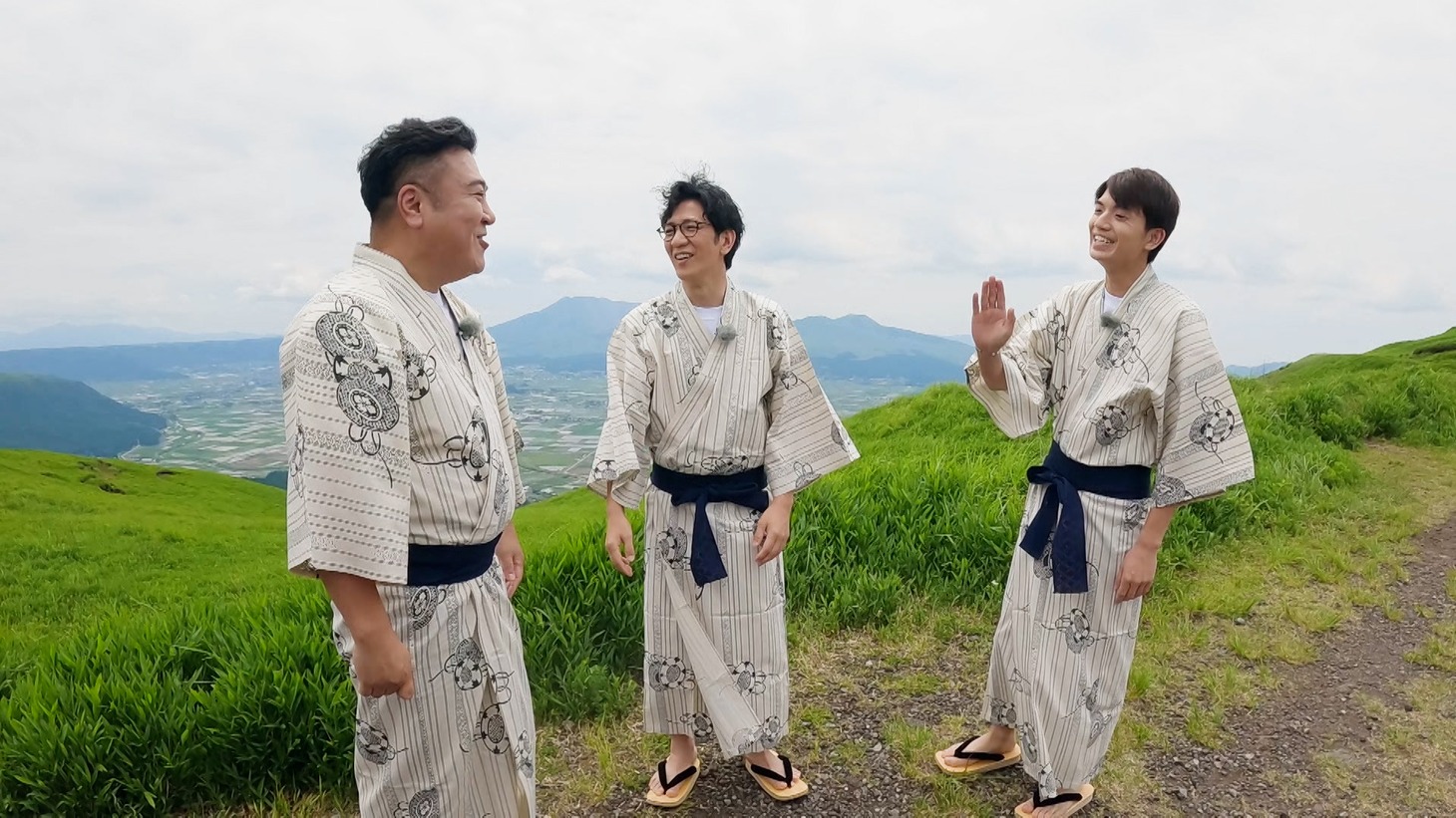 左から山崎弘也（アンタッチャブル）、柴田英嗣（アンタッチャブル）、高地優吾（SixTONES）。(c)カンテレ・フジテレビ