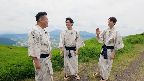 左から山崎弘也(アンタッチャブル)、柴田英嗣(アンタッチャブル)、高地優吾(SixTONES)。(c)カンテレ・フジテレビ