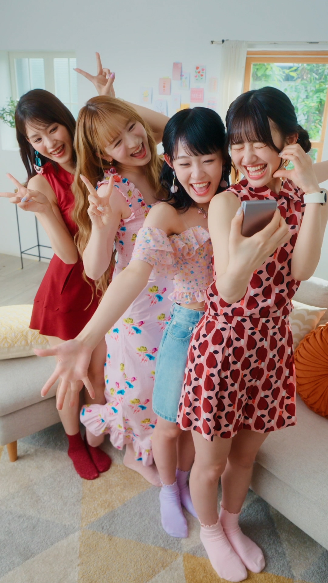 WEBムービー 「【ME:I】Galaxy Z Flip6カバー画面デコリレー！」編より。