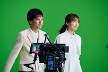二宮和也と川口春奈。