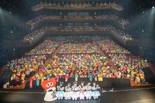 客席の宣伝部員をバックに記念撮影する超ときめき♡宣伝部。