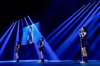 シャオティン、イェソ、ユジンによるユニットステージの様子。（撮影：上山陽介 / 木村泰之）