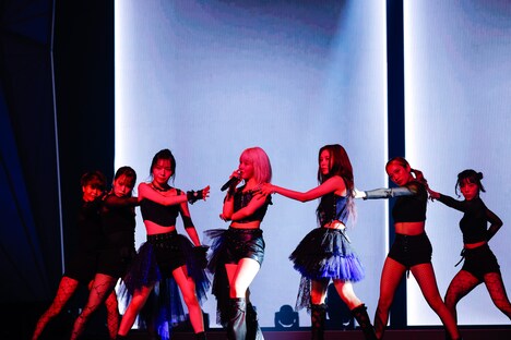 ヨンウン、ヒカル、ダヨンによるユニットステージの様子。（撮影：上山陽介 / 木村泰之）