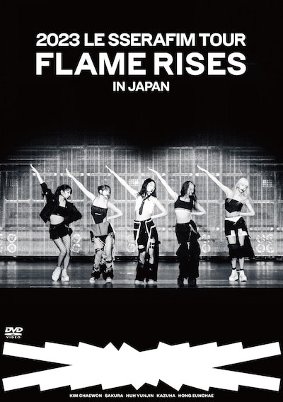 LE SSERAFIM「2023 LE SSERAFIM TOUR ‘FLAME RISES’ IN JAPAN」通常盤DVDジャケット (P)&(C) SOURCE MUSIC