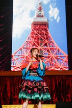 東京タワーを背に「オレンジノート」を歌う百田夏菜子（撮影：上飯坂一）
