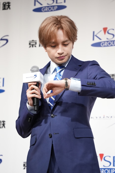 出発時刻を確認する中島健人。