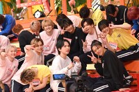 顔を伏せてのセット転換待機中、カメラに気付いたチーム伊勢エビのメンバーたち。