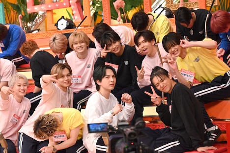 顔を伏せてのセット転換待機中、カメラに気付いたチーム伊勢エビのメンバーたち。