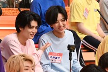 小型カメラで遊ぶチーム小エビのハル（超特急）と八神遼介（ICEx）。