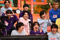 リアクションゲームに爆笑するチーム小エビのメンバー。