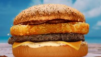 マクドナルドCM「めっちゃハワイやんバーガーズ篇」より。