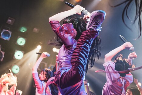 キャ・ノンのエビ反りダンス。