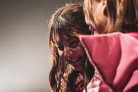 アイナスターから耳打ちされるカ能セイ。