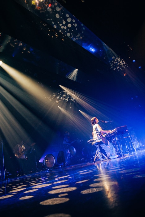 「TOMOO LIVE HOUSE TOUR 2024 "Puddles"」豊洲PIT公演の様子。（Photo by Kana Tarumi）