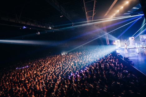 「TOMOO LIVE HOUSE TOUR 2024 "Puddles"」豊洲PIT公演の様子。（Photo by Kana Tarumi）