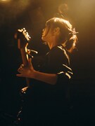 富樫ユイ(G, Vo / downt)(撮影:新家菜々子)