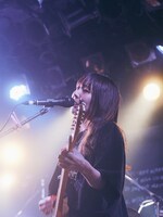 内藤さち（Vo, G / kurayamisaka）（撮影：新家菜々子）