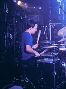 堀田庸輔(Dr / kurayamisaka)(撮影:新家菜々子)