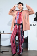 “開放感”を動きで表現する磯村勇斗。