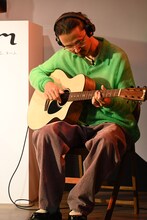 “開放感”をギター演奏で表現する長岡亮介（ペトロールズ）。