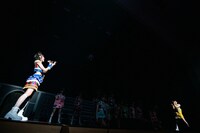 アカペラで歌う隈本茉莉奈（左）と的場華鈴（右）。