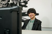 トークをモニタリングする斎藤宏介（UNISON SQUARE GARDEN）。