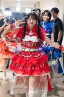 ステージに向かう虹コン。