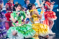 岡田彩夢（左）と的場華鈴（右）。