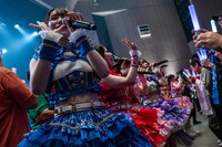 客席に飛び出す虹コン。