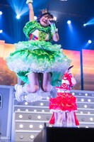 ジャンプする岡田彩夢。