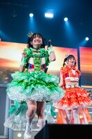 岡田彩夢（左）都神田ジュナ（右）。