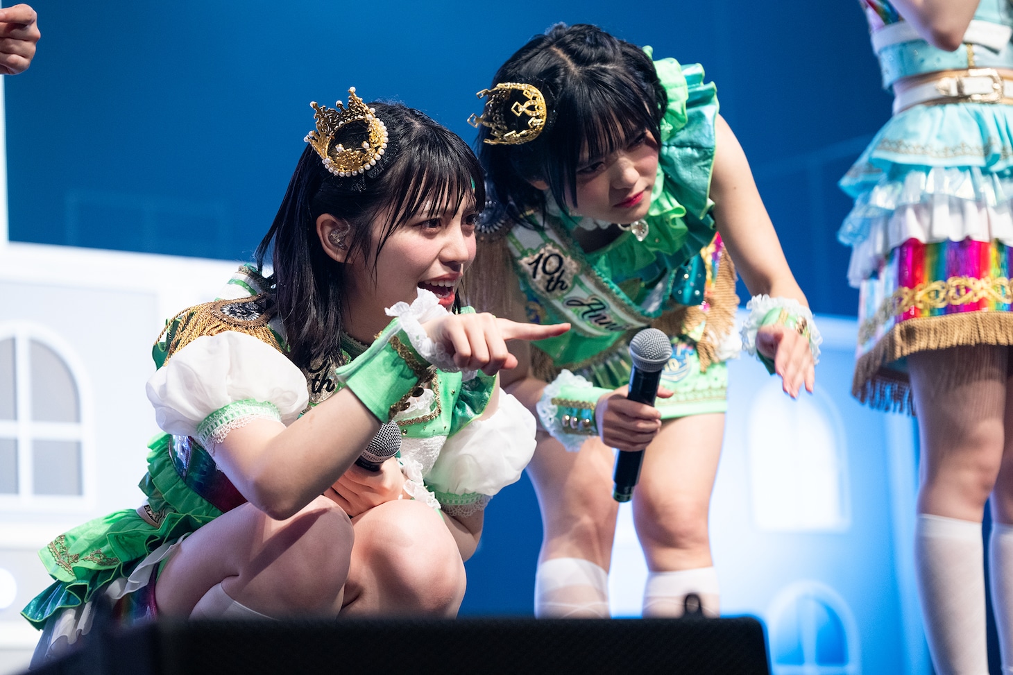 視聴者に語りかける石浜芽衣（左）と岡田彩夢（右）。