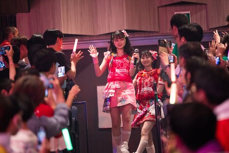 客席後方から現れる虹コンメンバー。