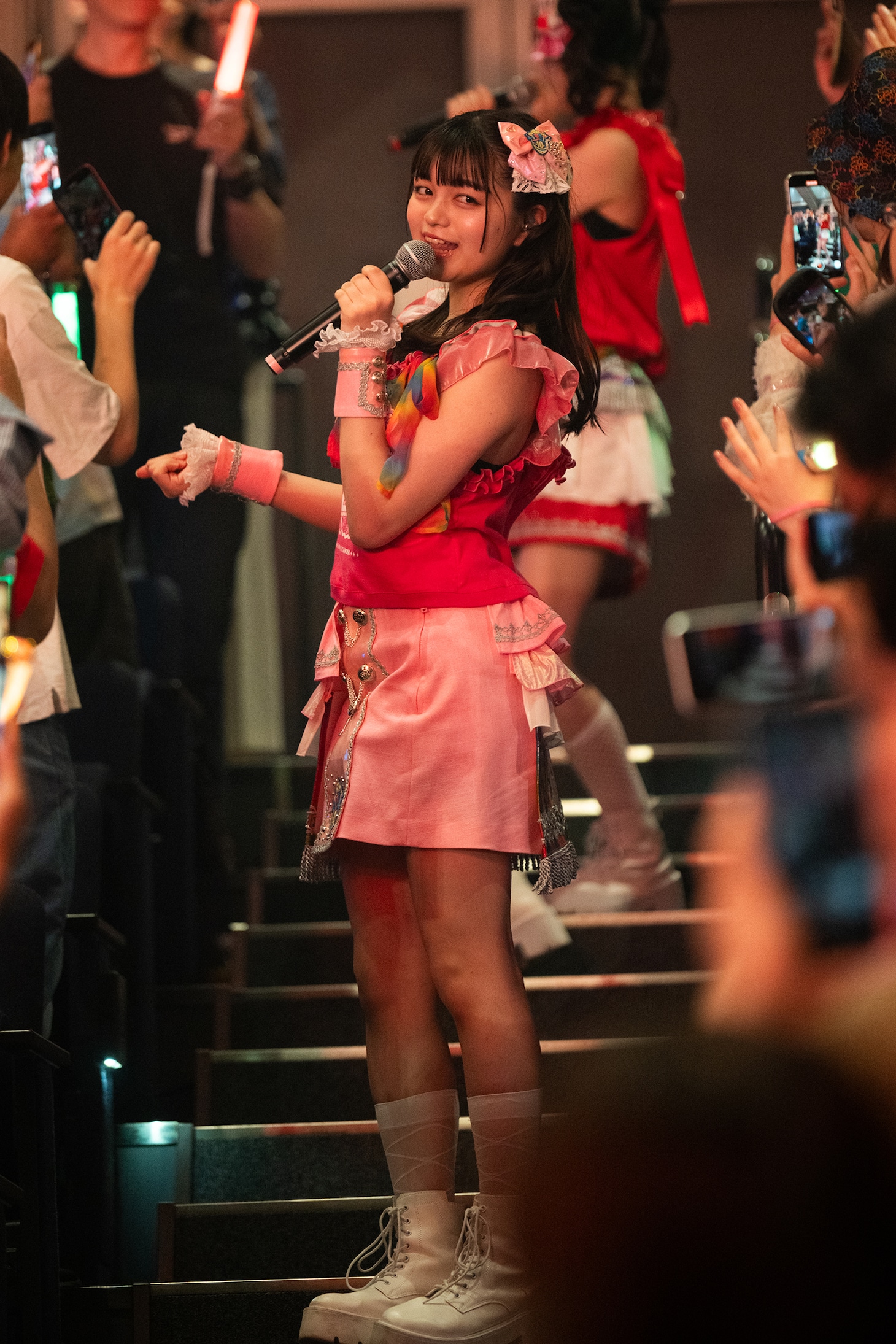 客席通路で歌う川端優。