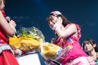 黄色い花束を受け取る川端優。